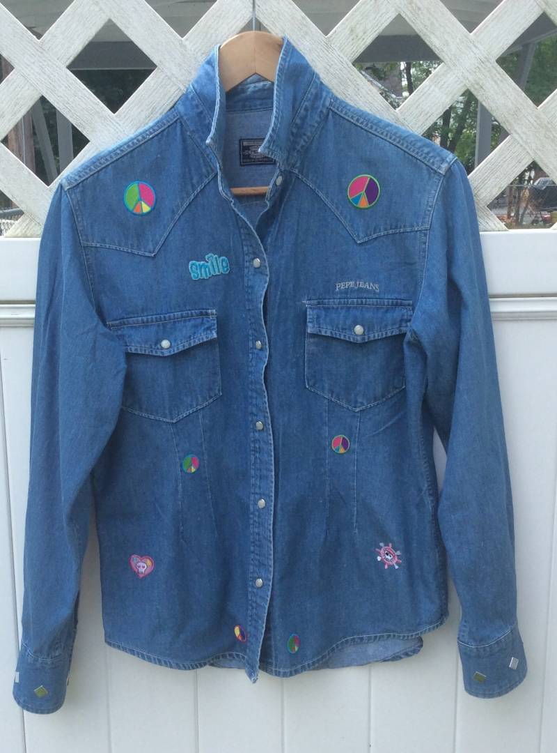 Vintage Jeanshemd Sz Med - Gepatchtes Jeansjacke Verziertes Peace Zeichen Rosa Totenköpfe Geschenk Für Sie von KarynJamieDesigns
