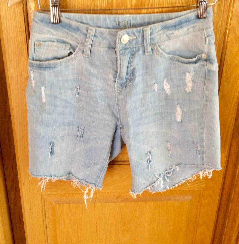 Vintage Jeansshorts in Gr. 72 - cm- Distressed Jeans Shorts Leichte Cut Offs Mittelblaue von KarynJamieDesigns