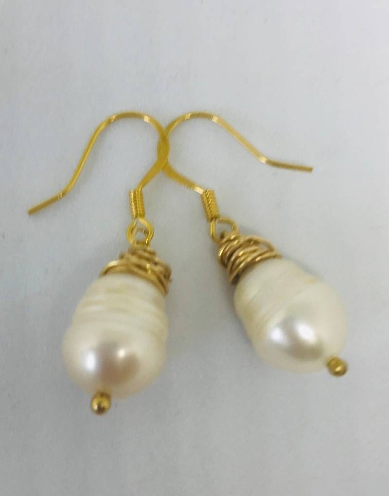 Zuchtperle Ohrringe - Sterling Weiße Perlen 8 Mm Off Weiße Hochzeitsperlenohrringe Weihnachtsgeschenk von KarynJamieDesigns