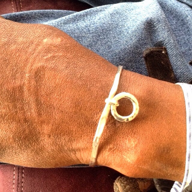 sterling Gehämmerte Armspange - Silber Dünn Armband Mit Kreis Anhänger Artisan Unisex Geschenk Für Ihn Handgemacht von KarynJamieDesigns