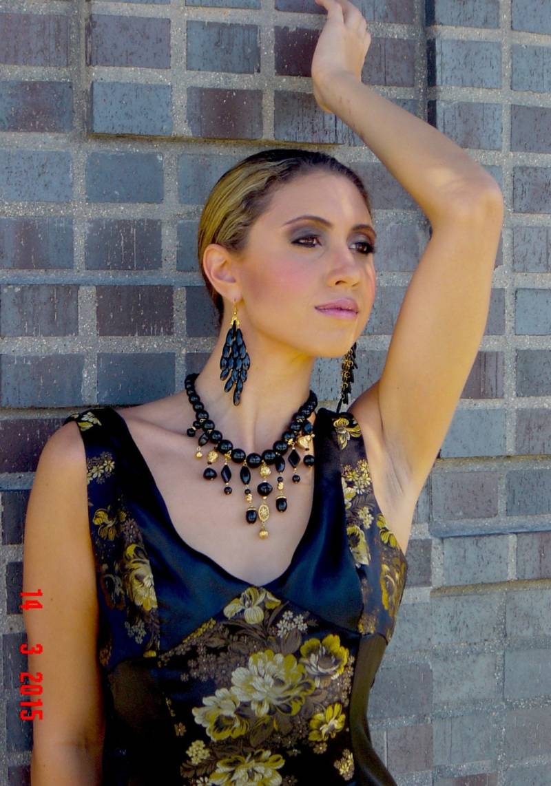 Maßgeschneiderte Schwarz/Gold-Cocktail-Kleid von Kasadekokila