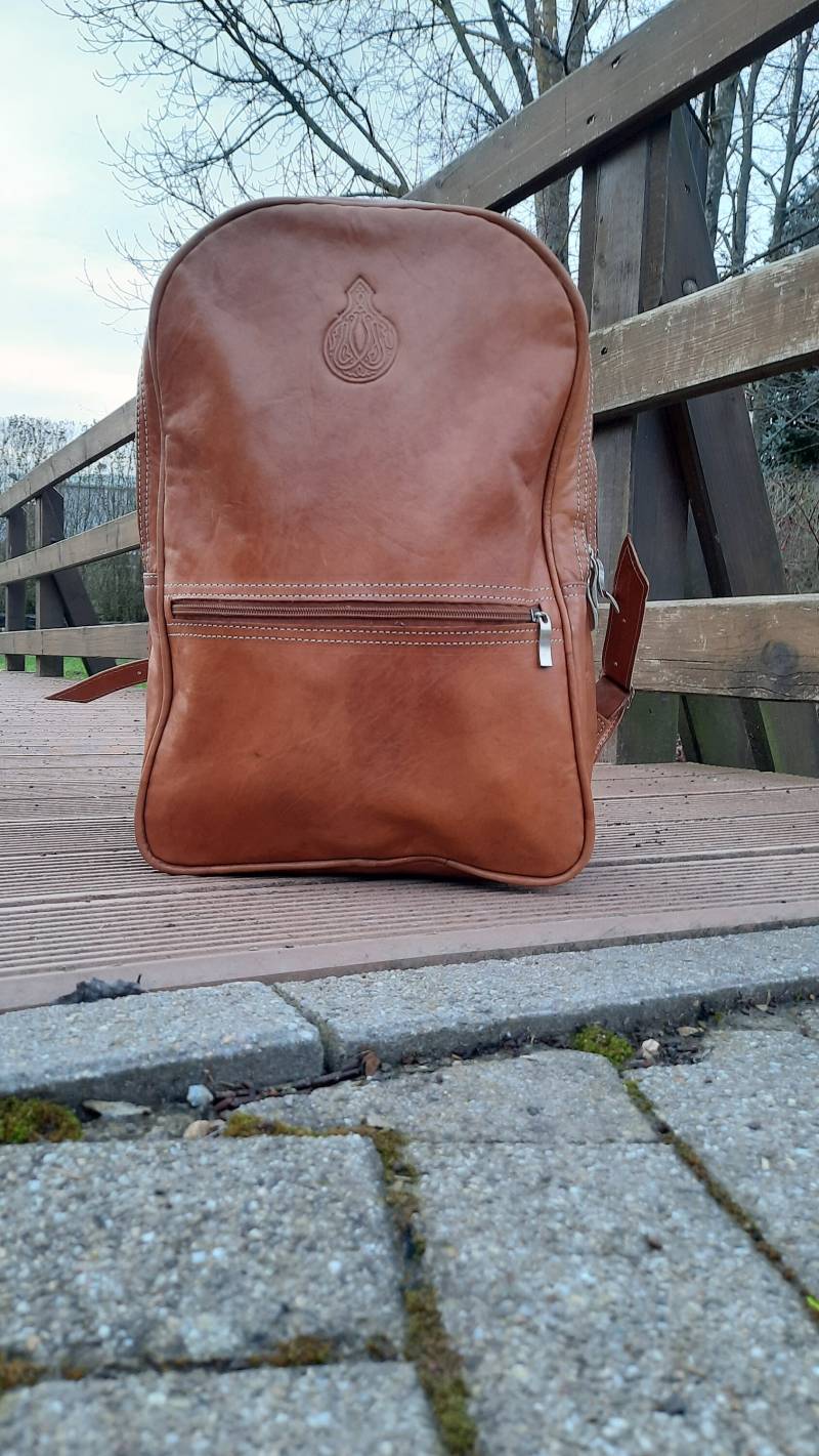 Handgemachter Honigfarbener Leder Rucksack Speziell Für Ihn Entwickelt von KasbahLeatherStore