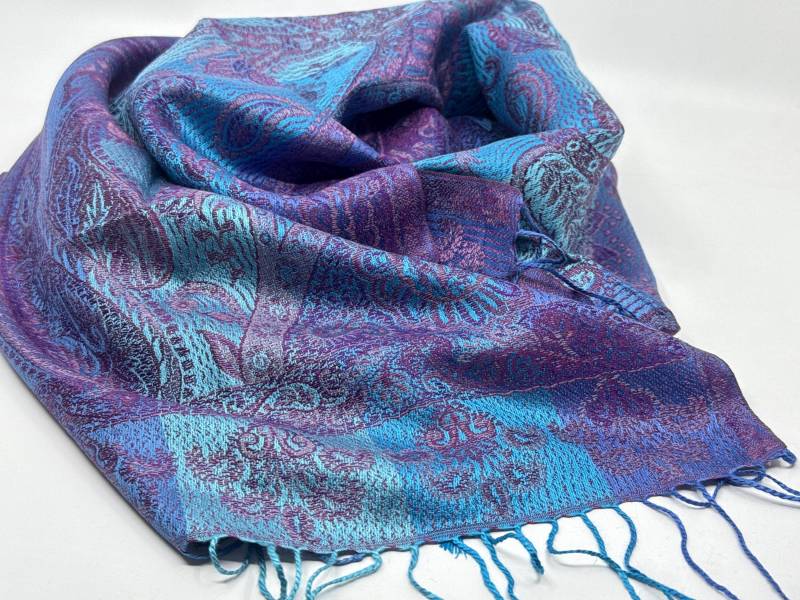 Symphonie in Türkis Eleganter, Kleiner Seidenschal von KashmirTraumInsa