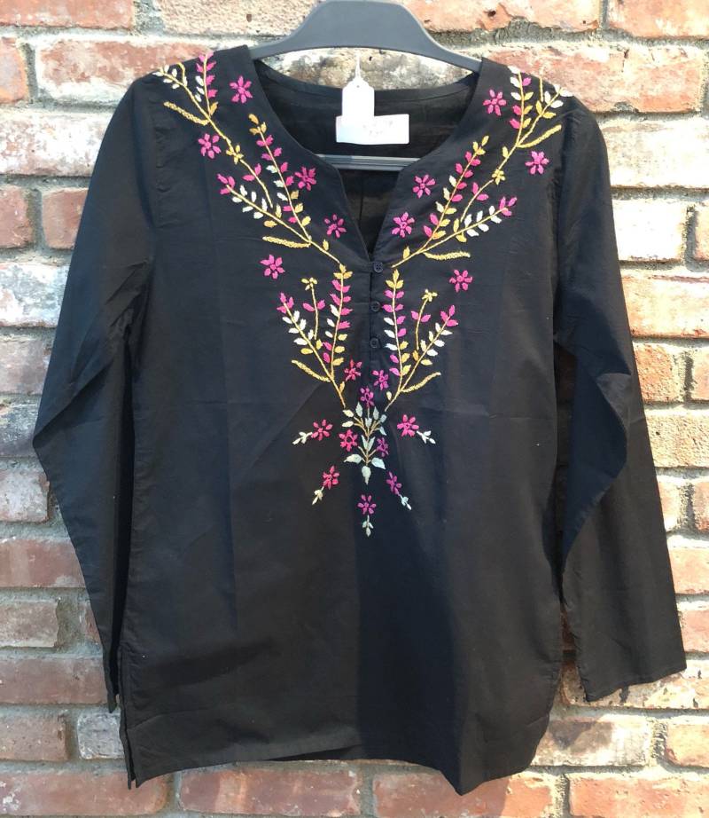 100% Baumwolle-Schwarz & Rosa Floral Handbestickt Damen Split V-Ausschnitt Knöpfe Vollarm Tunika~Top~Bluse-Us Größen M, L, Xl von Kashmirvalley