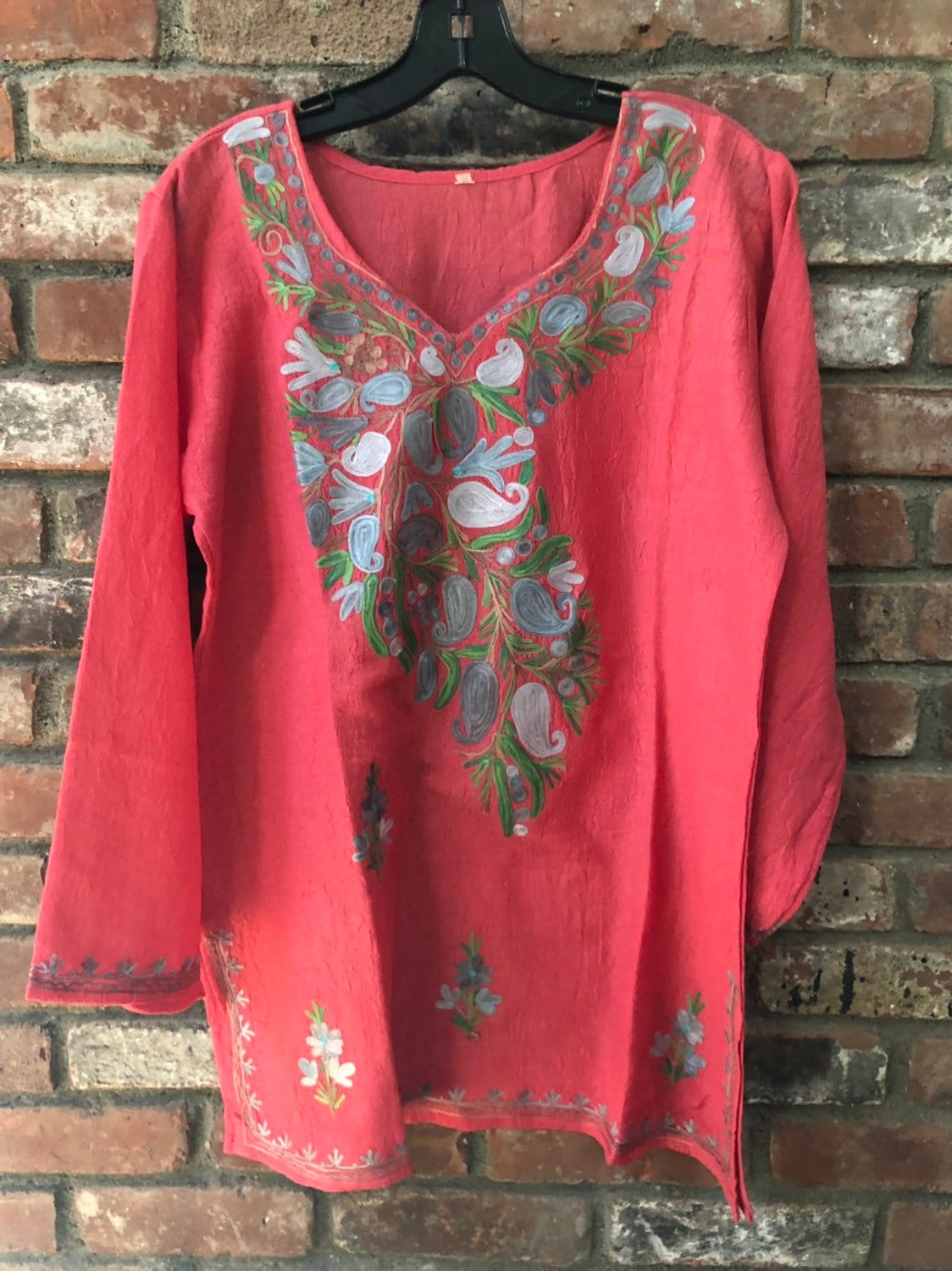 Weiches Leichtgewicht Baumwolle Mischung Wassermelone Rosa Floral Bestickt Damen Split V-Ausschnitt Top, Tunika, Bluse Us Größe M | 8 von Kashmirvalley