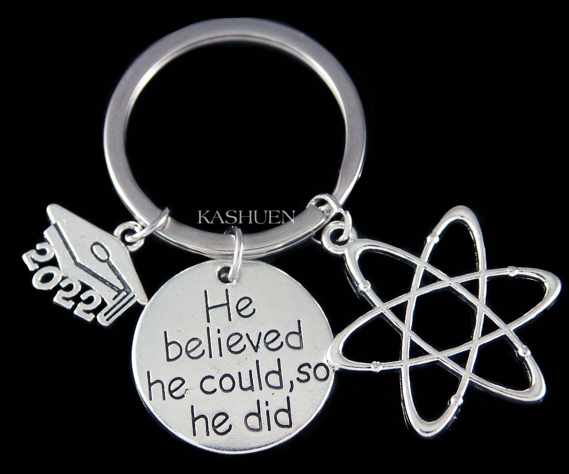 2024 Atomic Symbol Atom Wissenschaft Nerd Chemie Biologie Physik Graduierte Halskette Keychain Männer Sohn Enkel Abschluss 20.30 Geburtstagsgeschenke von Kashuen