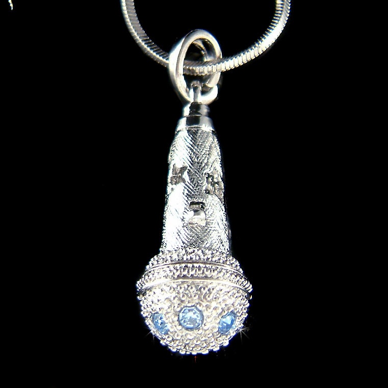 Swarovski Crystal Blue 3D Mikrofon Halskette, Mic Star Mc Musik Sänger Vocal Rockband Anhänger Bester Freund Trainer Ausbilder Weihnachtsgeschenke von Kashuen