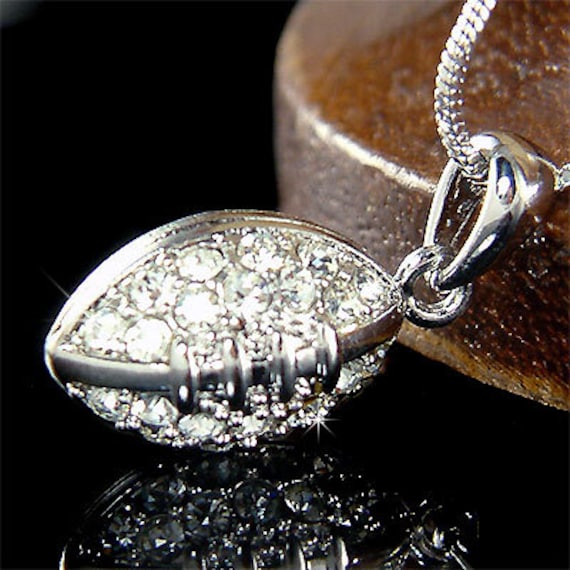Swarovski Kristall 3D Zierlich American Football All Team-Ketten-Halsketten-Schmucksachen Männer Frauen Unisex Jungen Mädchen Beste Freunde von Kashuen