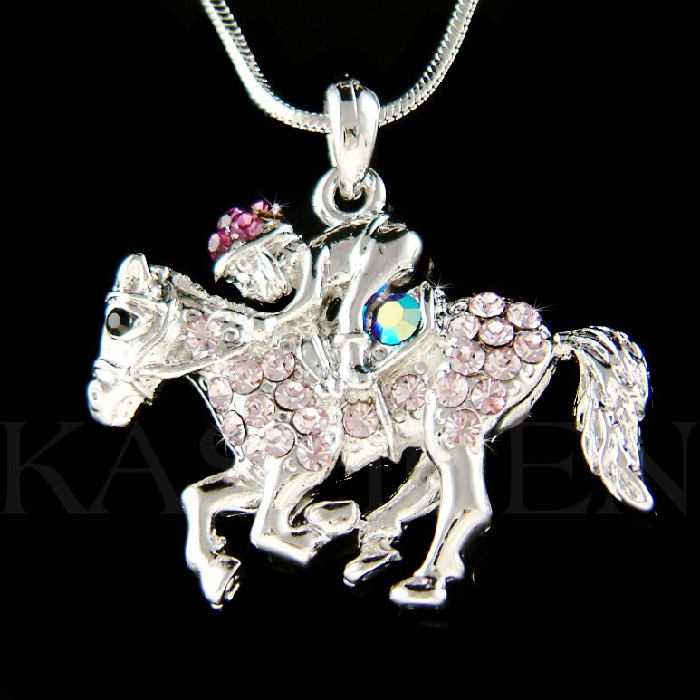 Swarovski Kristall Lila Jockey Racer Reiter Pferd Halskette Derby Reitpony Colt Jumper Arc Schmuck Dressur 40 von Kashuen