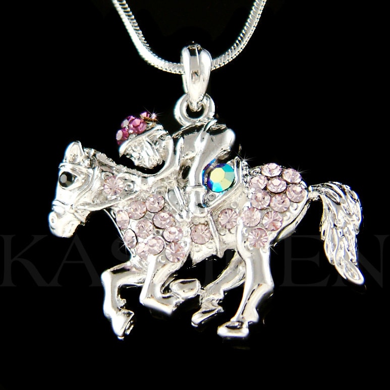 Swarovski Kristall Lila Jockey Racer Reiter Pferd Halskette Derby Reitpony Colt Jumper Arc Schmuck Dressur 40 von Kashuen