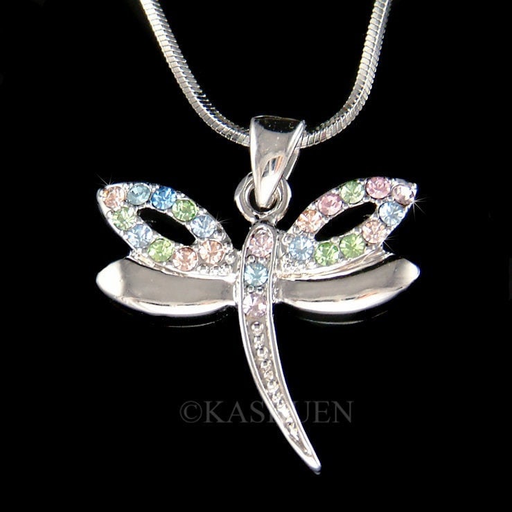 Swarovski Kristall Pastell Libelle Insekt Bug Braut Hochzeit Charme Halskette Weihnachten Erinnerung Schmuck Gedenkstätte Geburtstag Geschenke Neu von Kashuen