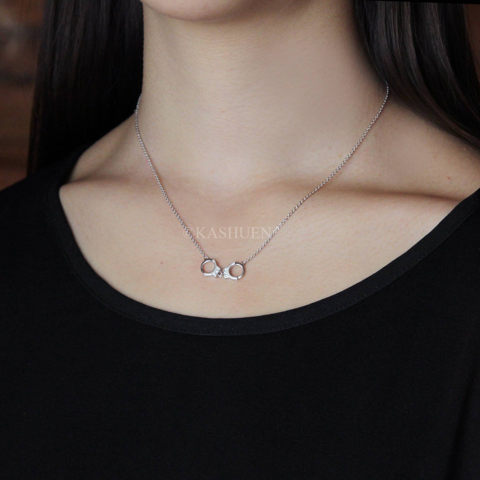 Swarovski Kristall Zierliche Bewegliche Polizisten Handschellen Freiheit Gerechtigkeit Halloween Halskette Schmuck Bff Graduate Weihnachten von Kashuen