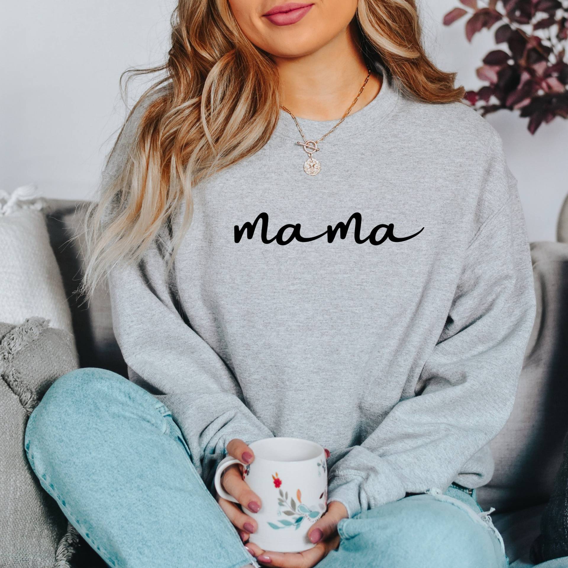 Script Mama Sweatshirt | Pullover Crewneck Shirt Geschenk Für Mamas Sie Grau Weiß Maroon Grün Damen von KashyGear