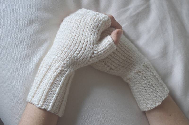 Handgestrickte Fingerlose Handschuhe Cremefarbene Acrylfäustlinge Handgestrickte Fingerlose Handschuhe Cremefarbene Acrylfäustlinge von KasiasGiftShop