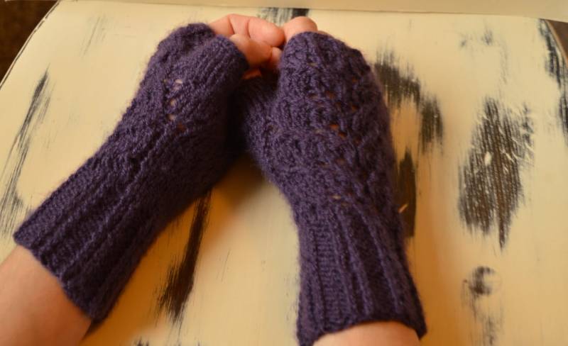 Handgestrickte Fingerlose Handschuhe Lila Blattspitze Acrylfäustlinge Handgestrickte Fingerlose Handschuhe Lila Blattspitze Acrylfäustlinge von KasiasGiftShop