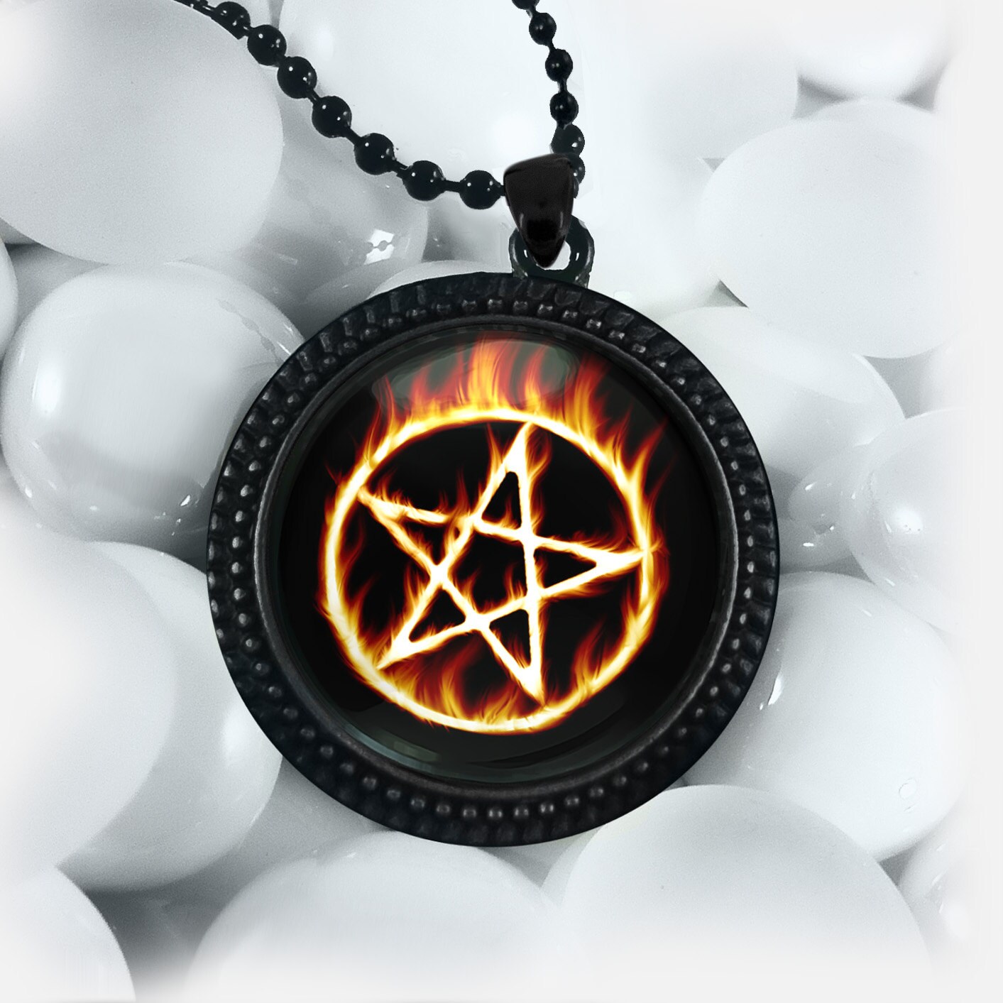 Feuer Pentagramm Halskette - Schwarzes Glas Satanic Occult 666 Anhänger + 24 "Zoll Kette 336 von KasketKustomsOnline