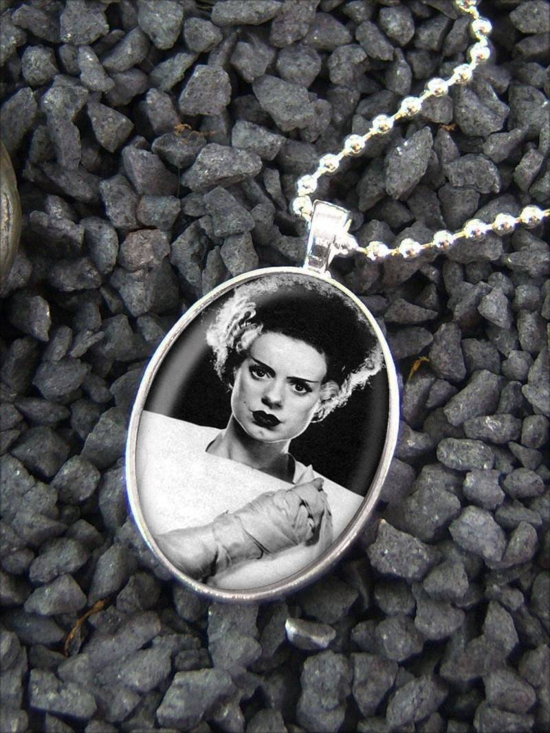 Glänzender Silber Gothic Braut Von Frankenstein Universal Monster Oval Halloween Anhänger Halskette 90-Son + 24" Zoll Kette von KasketKustomsOnline