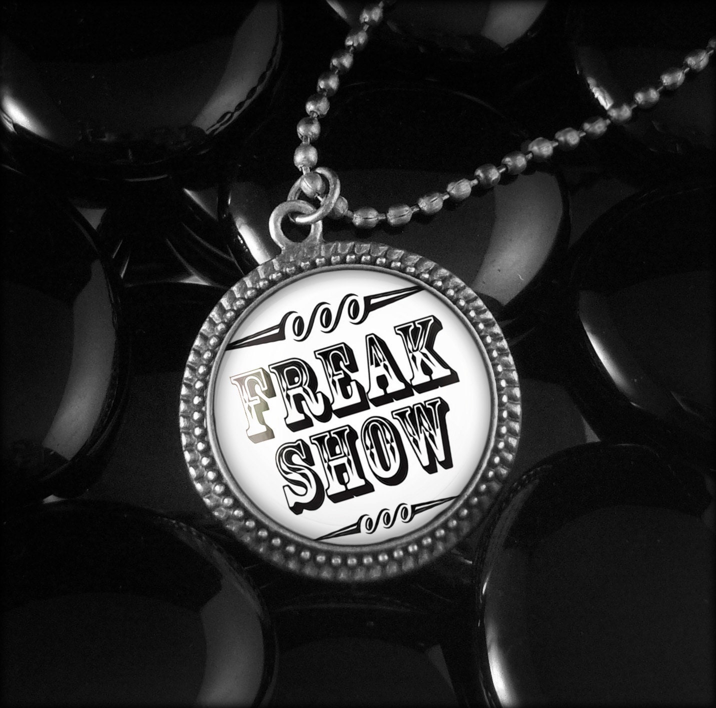 Retro-Freak Show Vintage Circus Seite Zeigen Glas Antik Silber Sammlerstücke Kuriosität Halskette 163-Srn + 24" Zoll-Kette von KasketKustomsOnline