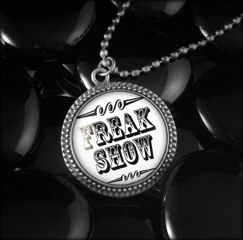 Retro-Freak Show Vintage Circus Seite Zeigen Glas Antik Silber Sammlerstücke Kuriosität Halskette 163-Srn + 24" Zoll-Kette von KasketKustomsOnline