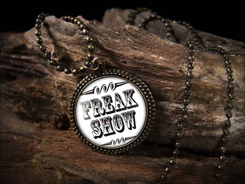 Retro-Freak Show Vintage Circus Seite Zeigen Schrift Zeichen Glas Antik Bronze Kuriosität Halskette 163-Brn + 24" Zoll-Kette von KasketKustomsOnline