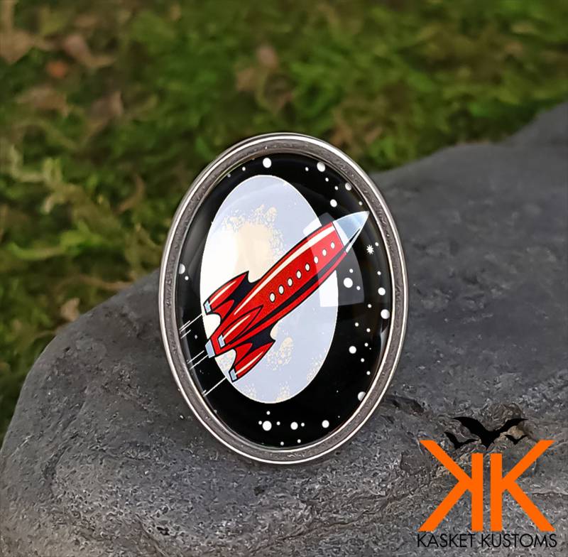 Spielzeug Rakete Schiff Ring - Retro Raumschiff Weltraum Handarbeit Silber Schmuck 5-Ossr von KasketKustomsOnline