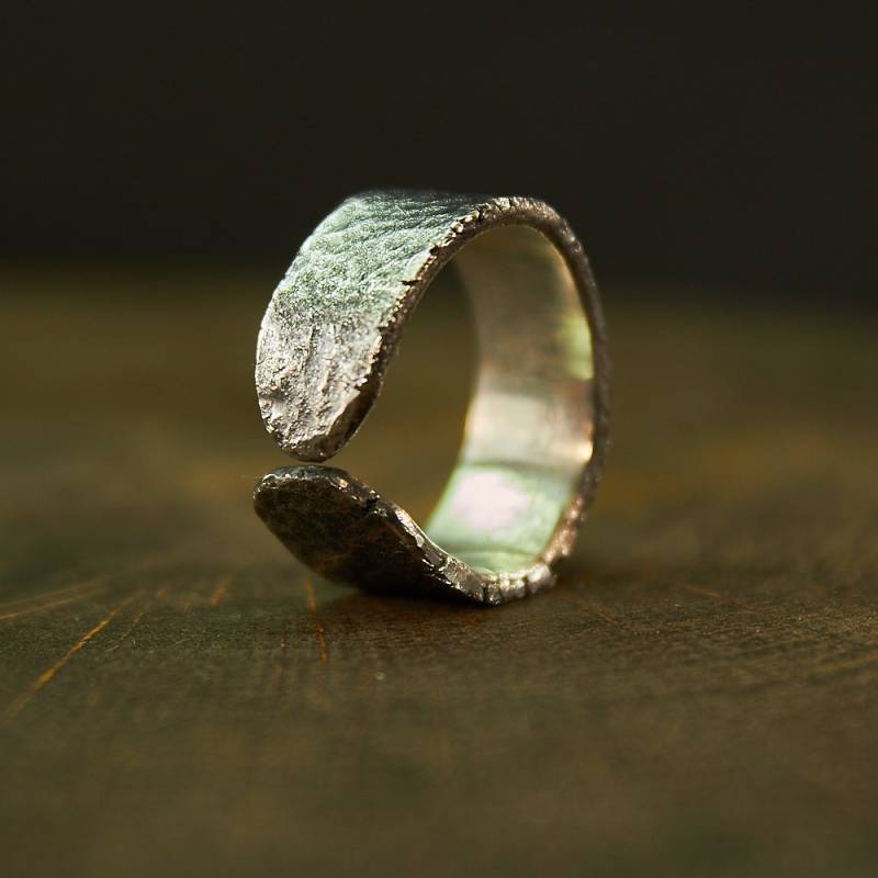 Geschmiedeter Silberring, Gehämmerter Ring, Texturierter Schmuck, Rustikaler Rauer Urban Ring von KasyanenkoJewelry
