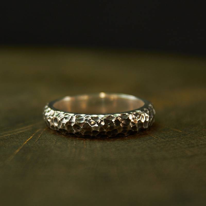 Hand Gehämmerter Oxidierter Silberring, Geschmiedeter Ring, Handgefertigter Strukturierter Schmuck, Rustikaler Rauer Unisex Ring von KasyanenkoJewelry