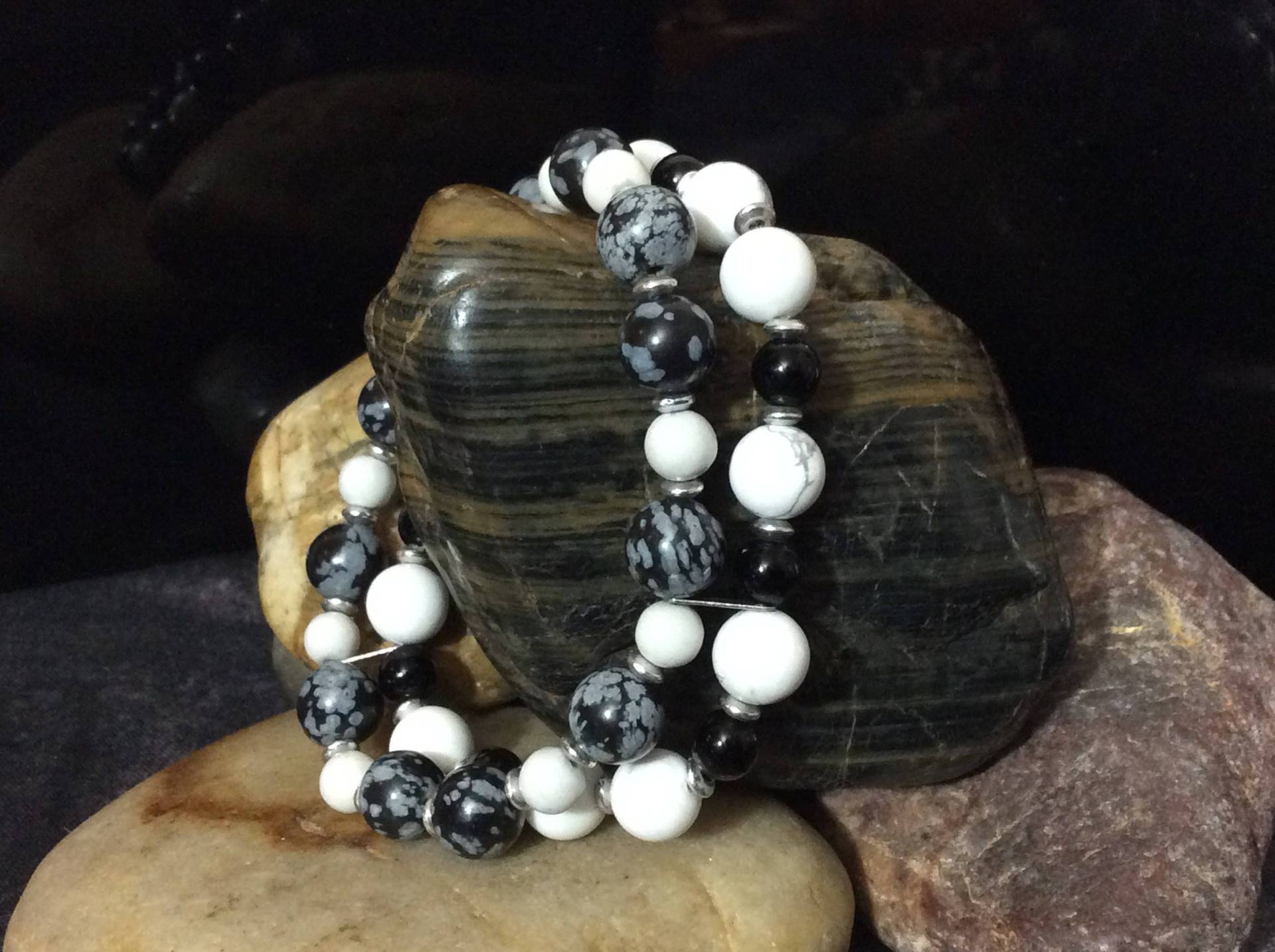 Schneeflockenobsidian, Howlith, Schwarz Jaspis & Entdeckt Feldspat Doppel-Strang Echte Heilstein Stretch Armband von KatGotYourZen
