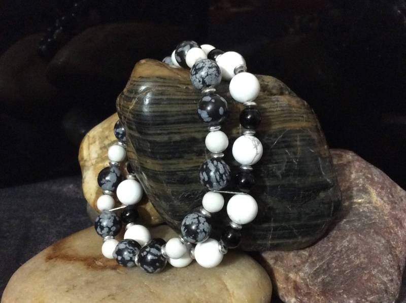 Schneeflockenobsidian, Howlith, Schwarz Jaspis & Entdeckt Feldspat Doppel-Strang Echte Heilstein Stretch Armband Schneeflockenobsidian, Howlith, Schwarz Jaspis & Entdeckt Feldspat Doppel-Strang Echte Heilstein Stretch Armband von KatGotYourZen