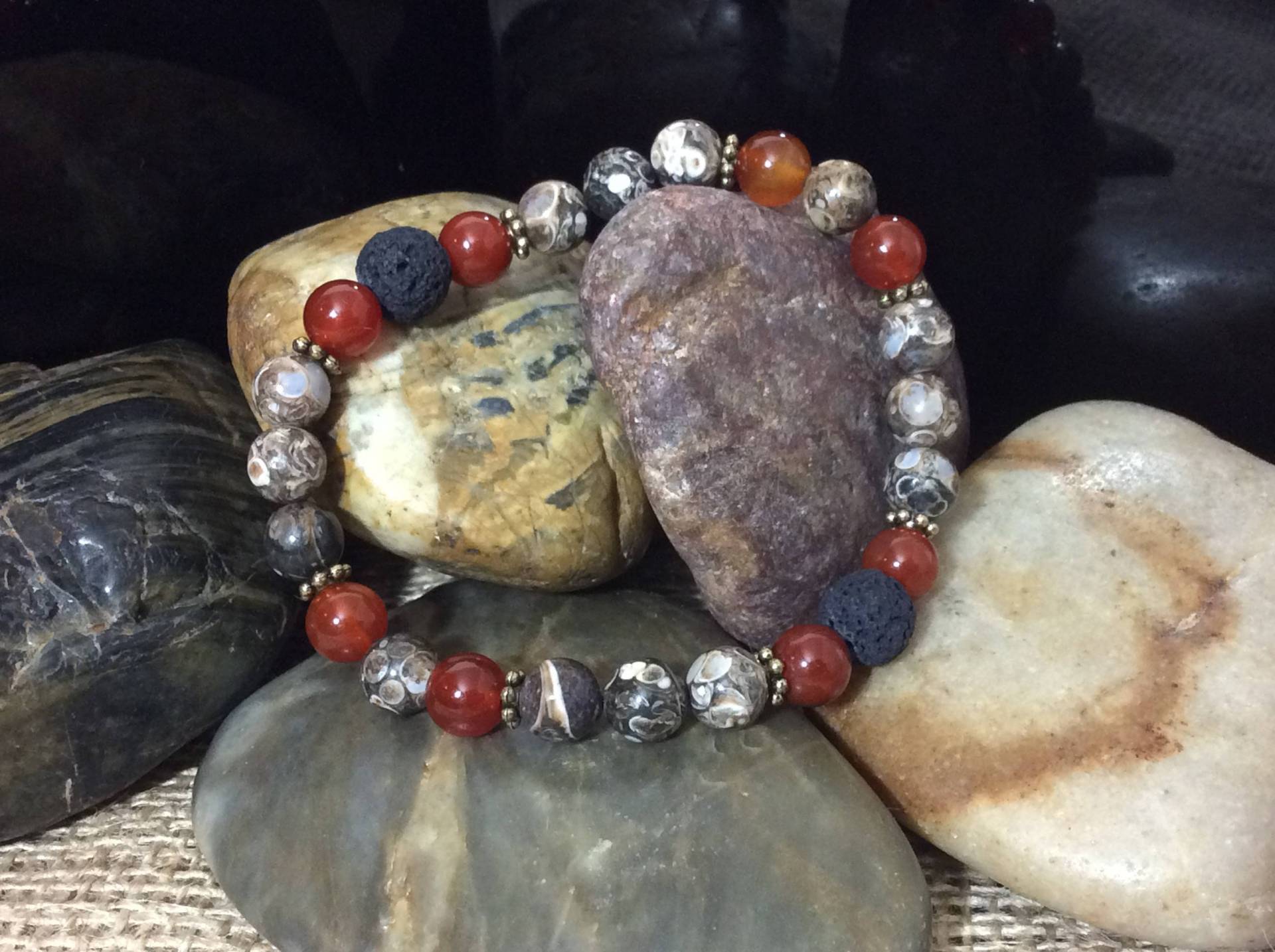 Turritella Achat & Karneol, Lava Aromatherapie Edelstein Stretch Armband von KatGotYourZen