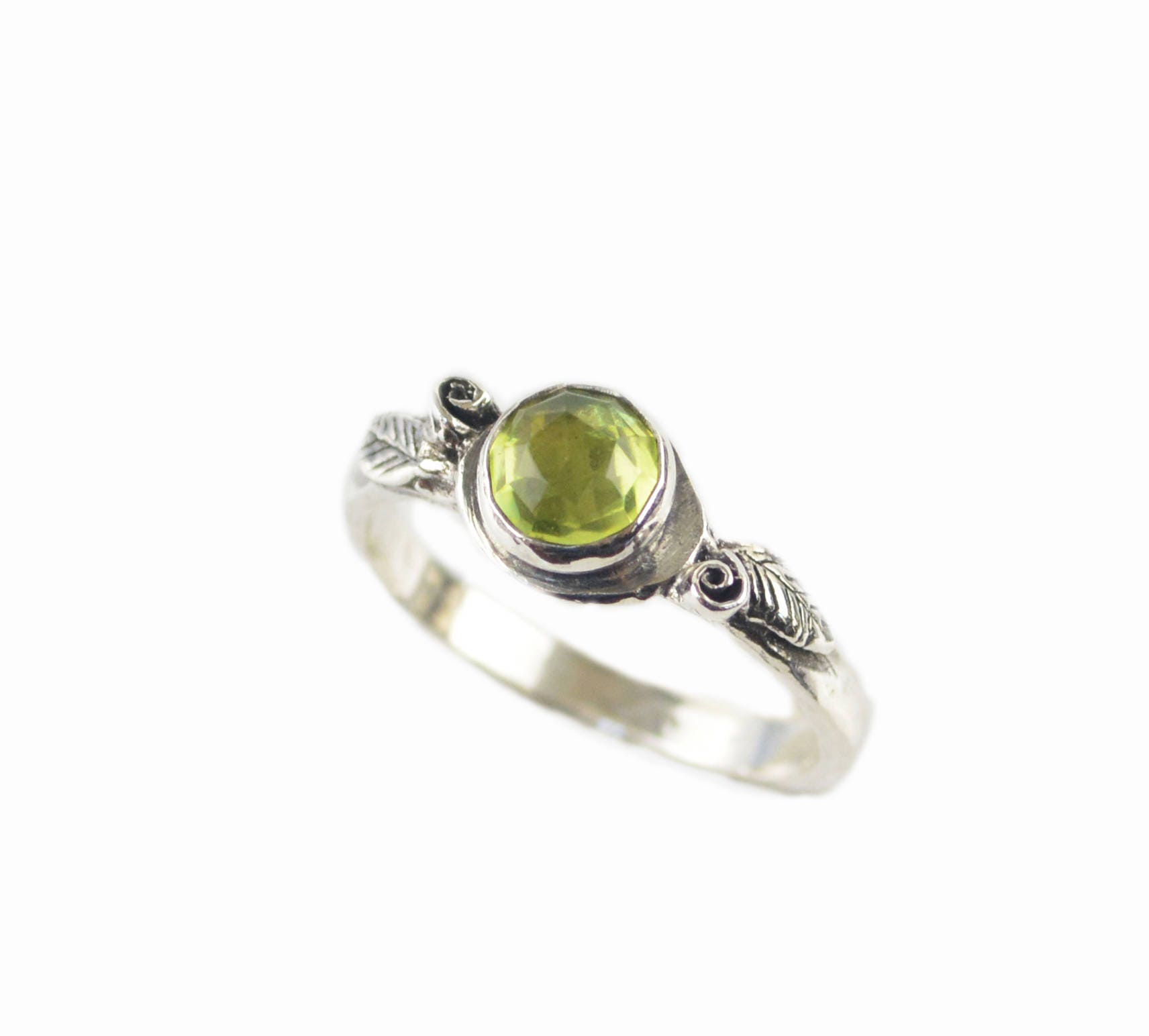Peridot Ring - Rosenring Silber Sterling Floraler Natur Inspiriert Blatt Rosen Peridot Ring - Rosenring Silber Sterling Floraler Natur Inspiriert Blatt Rosen von KatJewelryShop