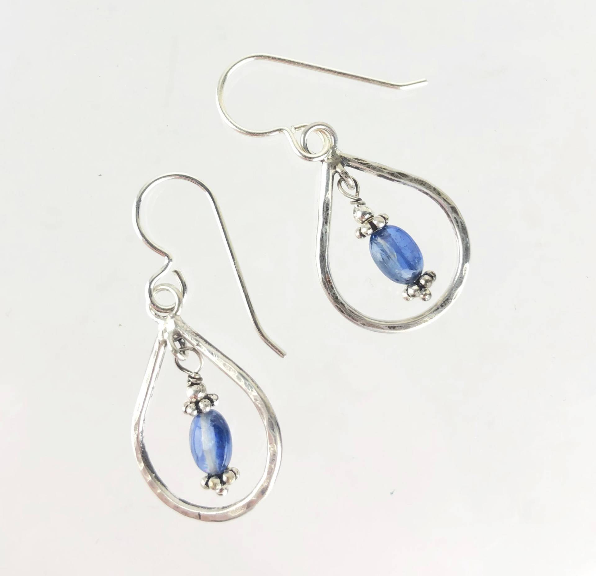 Rustikale Kyanit Ohrringe Aus Sterlingsilber Rustikale Kyanit Ohrringe Aus Sterlingsilber von KatJewelryShop