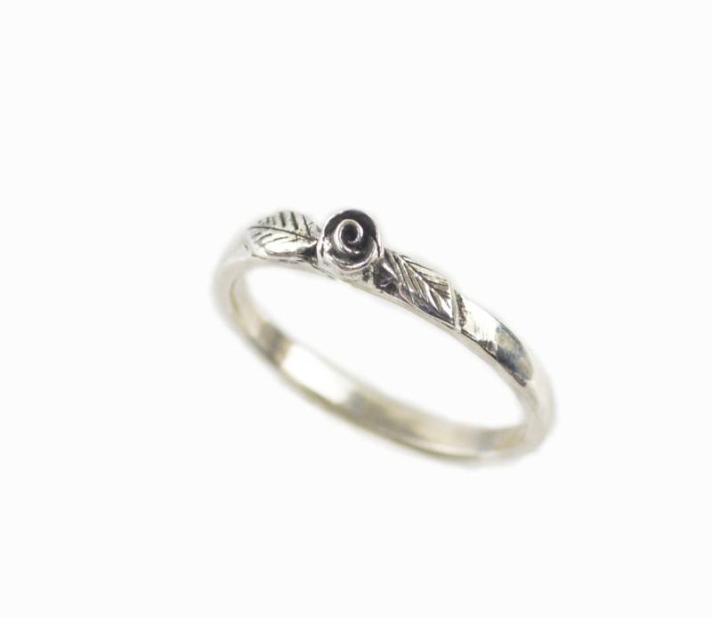 Sterlingsilber Rosenring - Stapelring Natur Inspirierter Schmuck Zierliche Blumenringe Schlichter Handgemachter Sterlingsilber Rosenring - Stapelring Natur Inspirierter Schmuck Zierliche Blumenringe Schlichter Handgemachter von KatJewelryShop