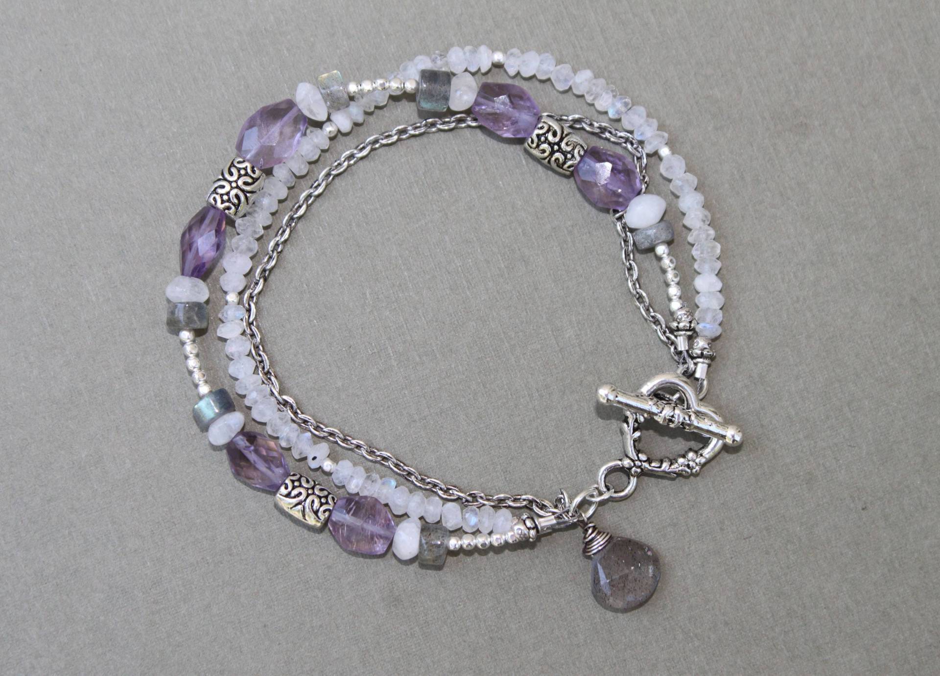 Labradorit Mondstein Amethyst Triple Strand Silber Boho Armband Handgefertigt Sundance Style Labradorit Mondstein Amethyst Triple Strand Silber Boho Armband Handgefertigt Sundance Style von KatandEmmaDesign