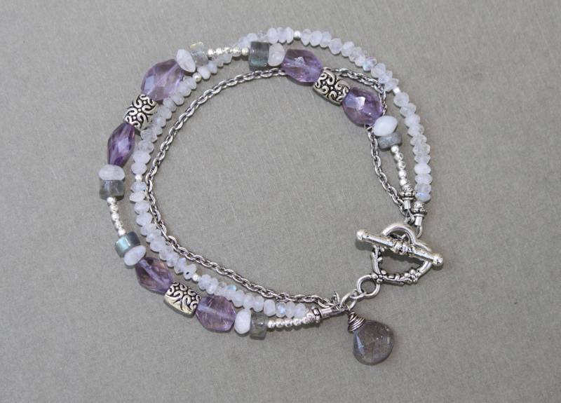 Labradorit Mondstein Amethyst Triple Strand Silber Boho Armband Handgefertigt Sundance Style von KatandEmmaDesign