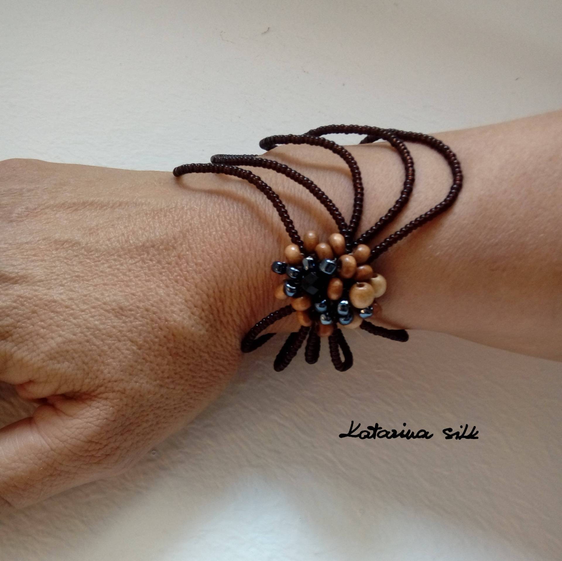 Braunes Charm Armband Für Frau, Geschenkidee Sie, Handgefertigtes Perlenarmband von KatarinaSilkJewelry