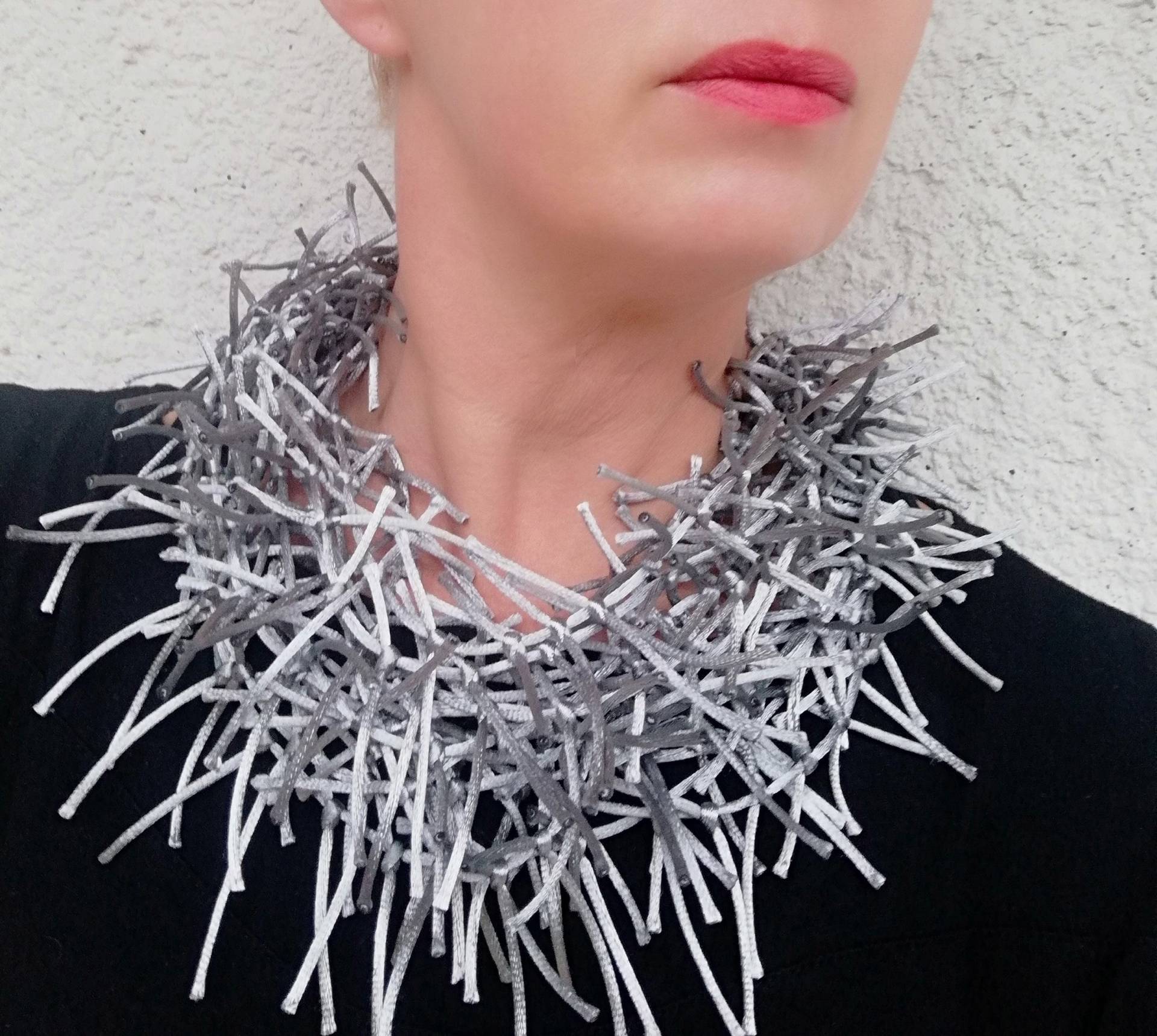 Handgemachte Graue Satin Bib Halskette Gestrickte Halskette von KatarinaSilkJewelry