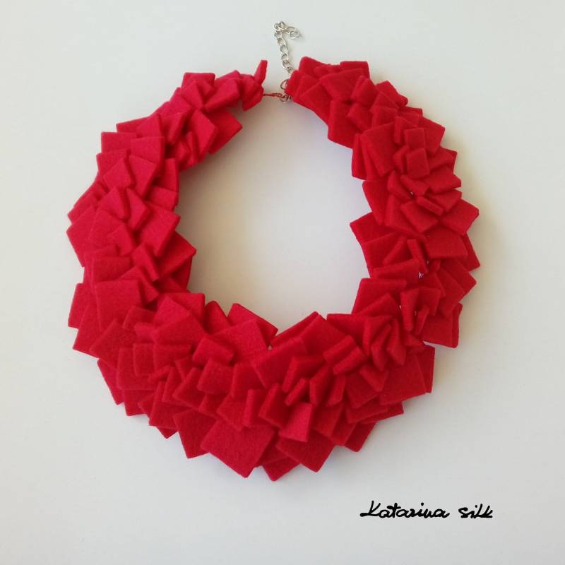 Elegante Wollkette in Rot - Ein Durchdachtes Geschenk Für Jeden Anlass von KatarinaSilkJewelry