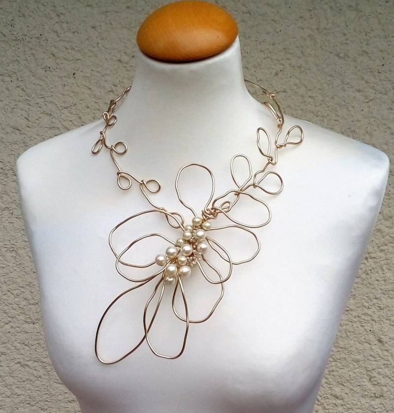 Große Statement Halskette, Große Anhänger Für Frauen, Blumenform Schmuck von KatarinaSilkJewelry