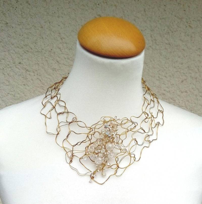 Großes Halsband Mit Bergkristall Kette Aus Messingdraht Knotentechnik Glamour Style Für Die Braut von KatarinaSilkJewelry