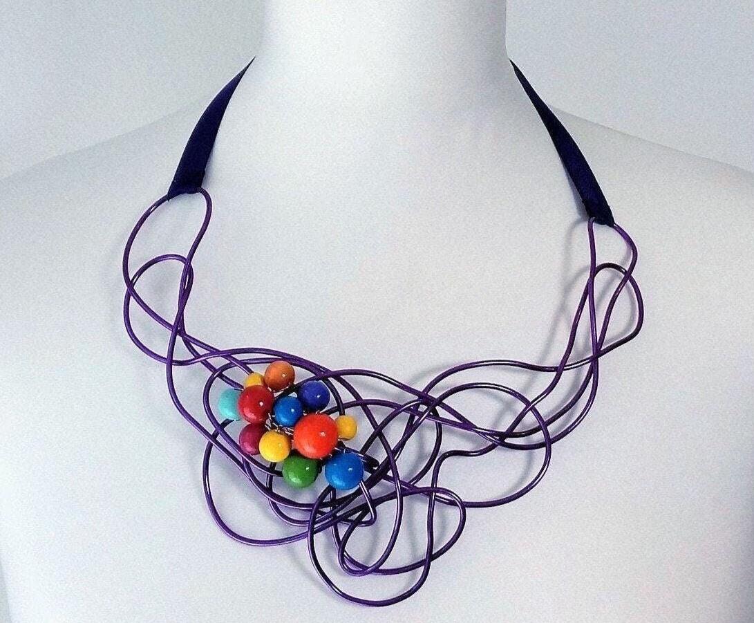 Kräftiges Lila Halsband Mit Bunten Holzperlen - Elegance Für Jeden Tag von KatarinaSilkJewelry