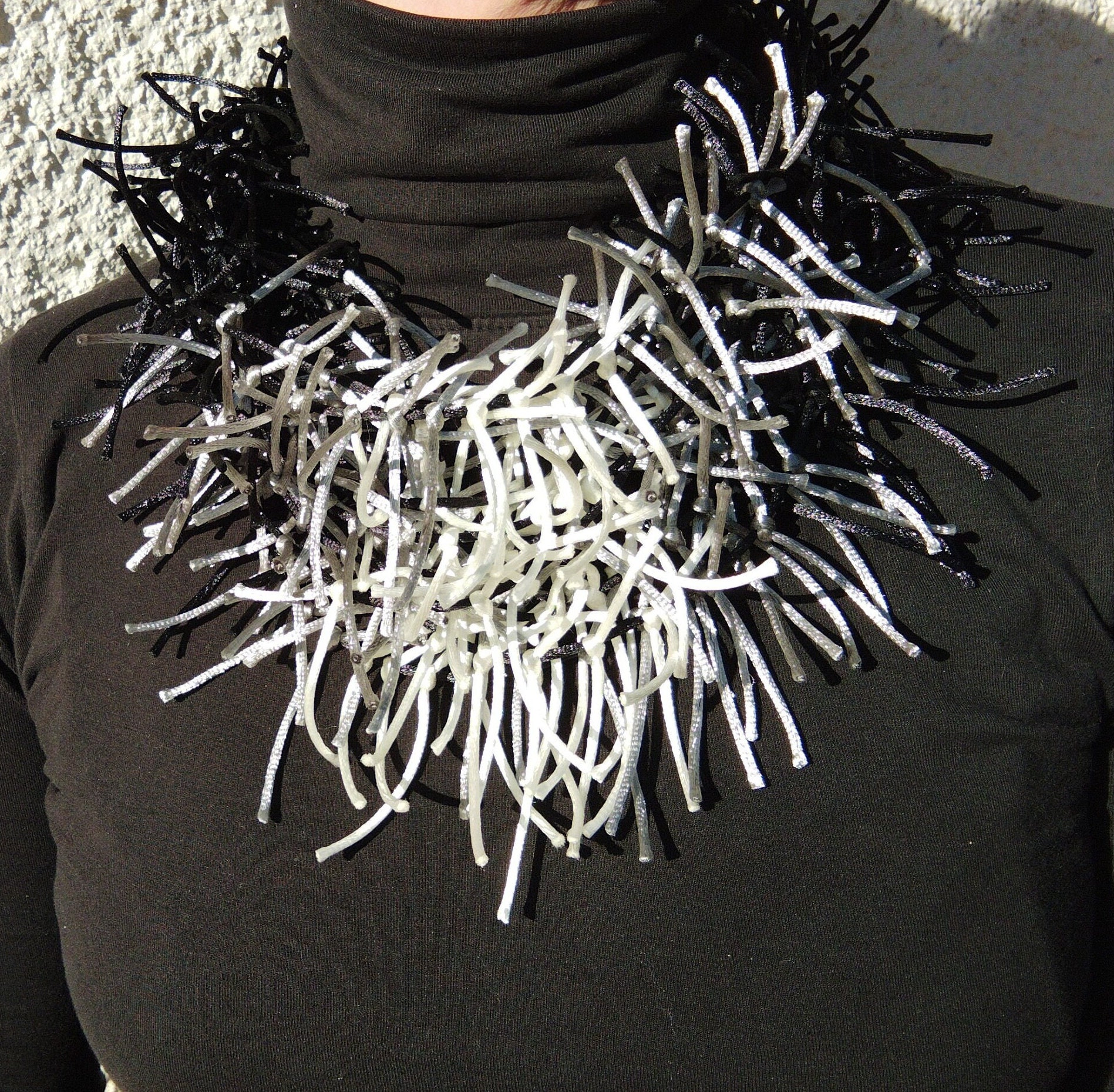 Handgemachte Black & White Bib Halskette Scattered Style von KatarinaSilkJewelry