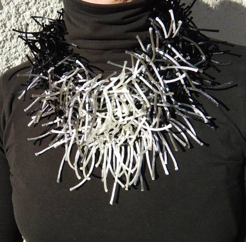 Handgemachte Black & White Bib Halskette Scattered Style von KatarinaSilkJewelry