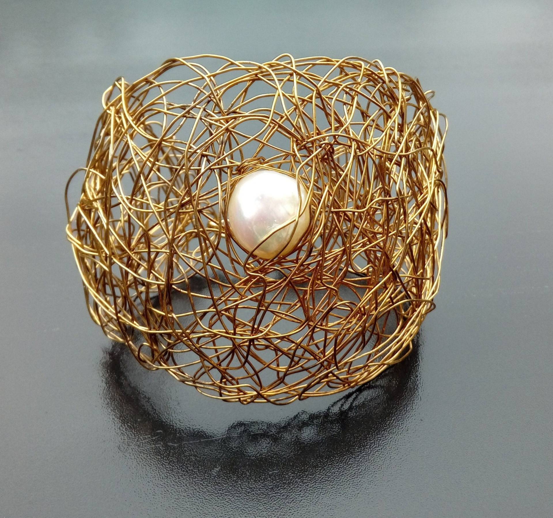 Modernes Armband Für Frauen Handgemachter Geknüpfter Schmuck Frauen, Jahrestag Geschenk Frau, Elegantes Goldarmband Mit Perle, Schickes von KatarinaSilkJewelry