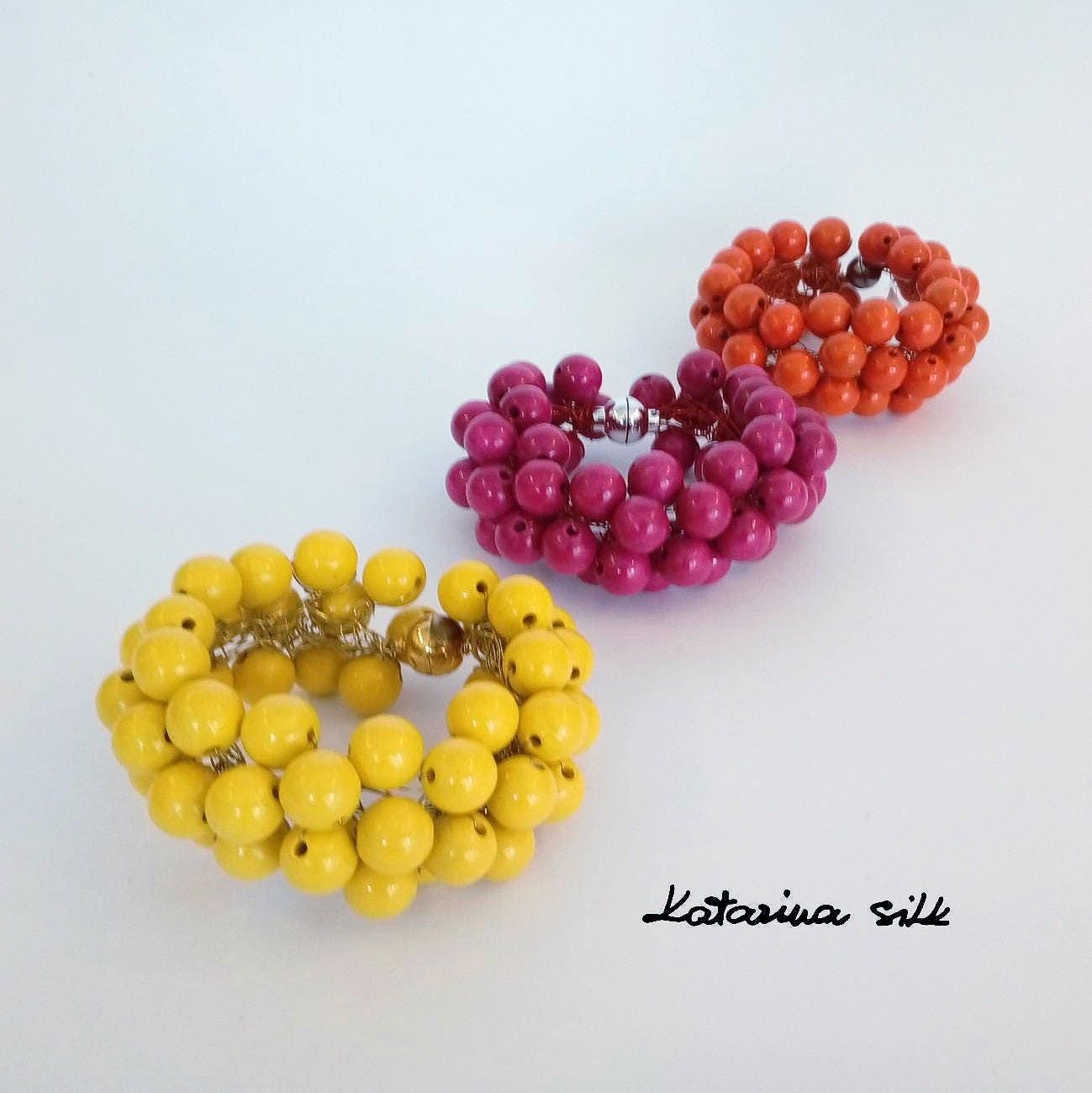 Modernes Statement Armband Mit Großen Holzperlen Ein Tolles Geschenk Für Frauen von KatarinaSilkJewelry