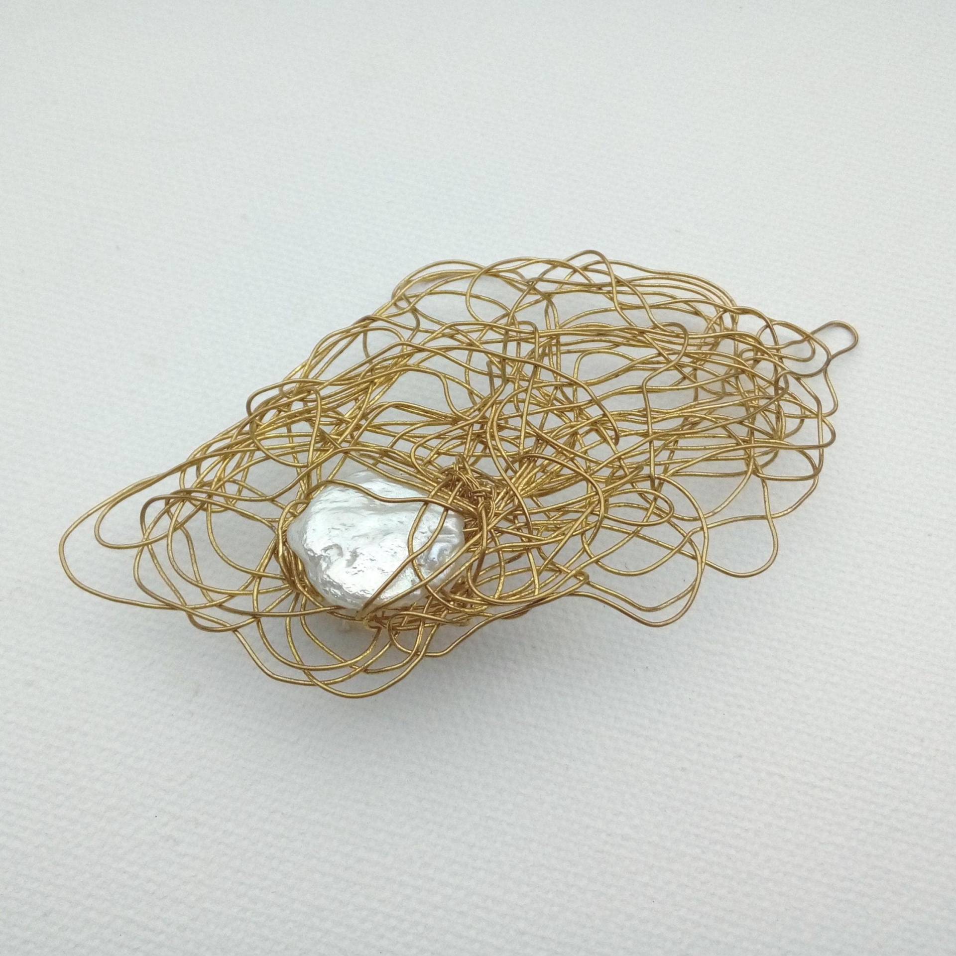 Perlenbrosche Für Mama, Goldfarbe Brosche Frau Geschenk Handgemachtes Messing Mit Barockperle, Attraktives Design Frauen von KatarinaSilkJewelry