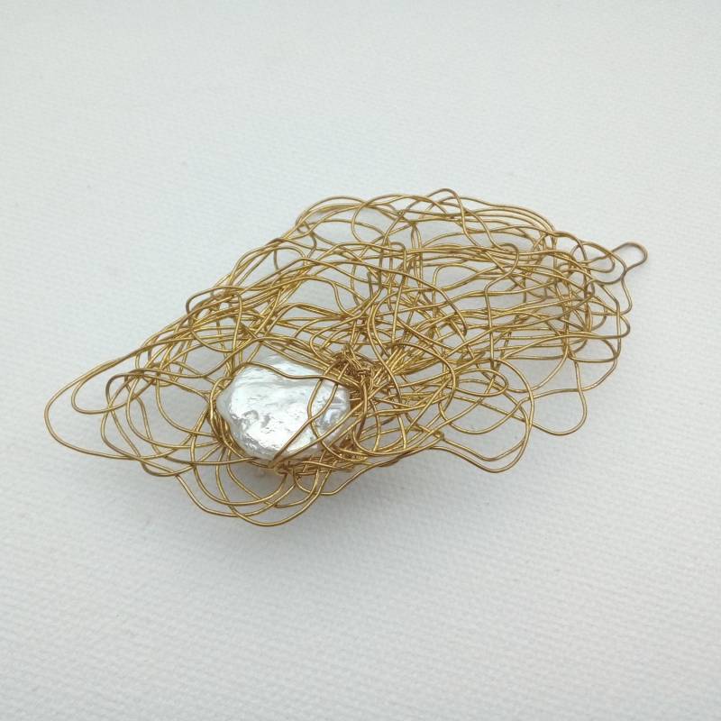 Perlenbrosche Für Mama, Goldfarbe Brosche Frau Geschenk Handgemachtes Messing Mit Barockperle, Attraktives Design Frauen von KatarinaSilkJewelry