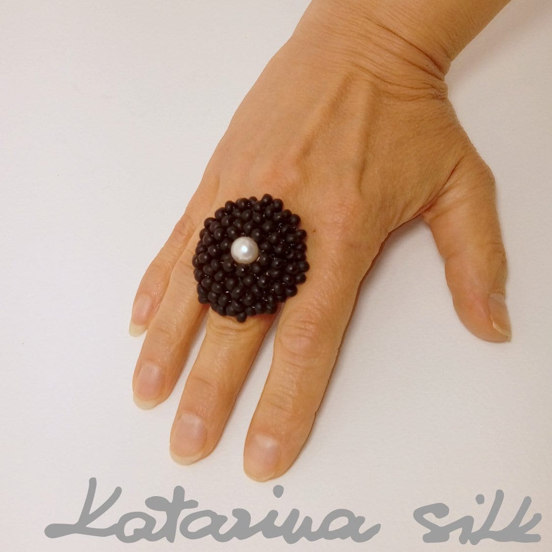 Perlenring Für Frauen Großer Schwarzer Kreis Ring Frau, Sie, Einzigartiger Statement-Ring Eine Frau Jahrestagsgeschenk, Handgemachter von KatarinaSilkJewelry