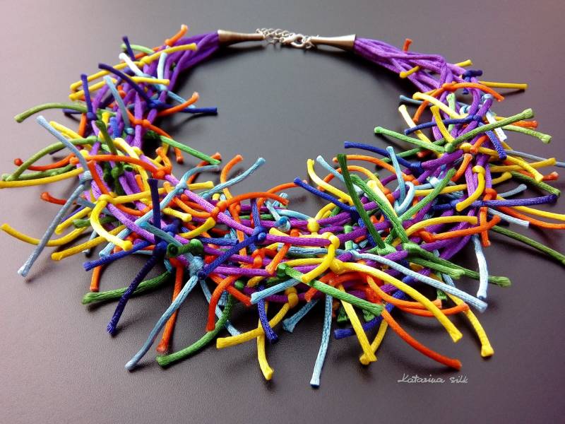 Regenbogen Satin Statement Kette Handgemachter Chunky Schmuck von KatarinaSilkJewelry