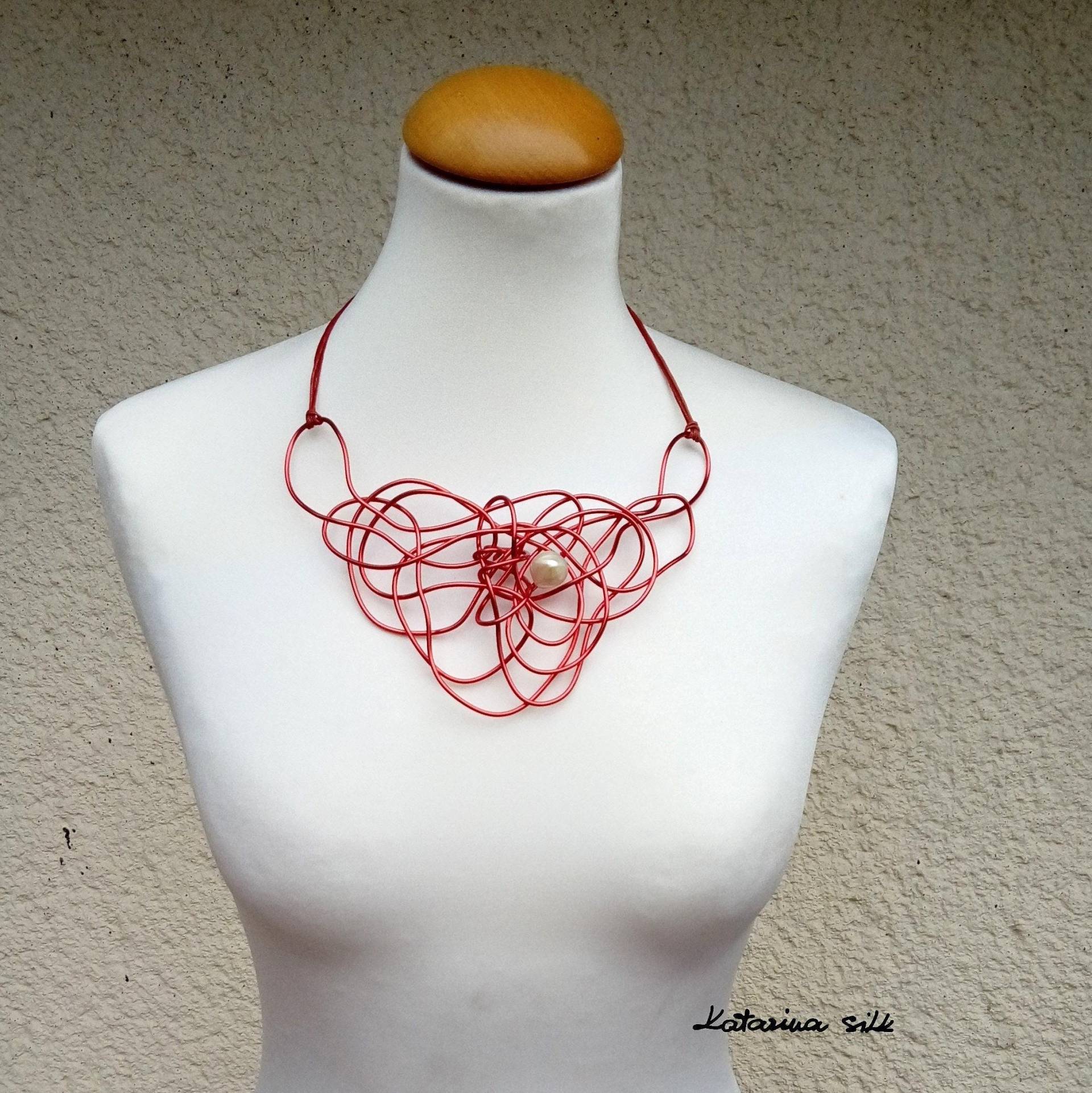 Rote Statement-Halskette, Großer Einzigartiger Schmuck Für Frauengeschenk von KatarinaSilkJewelry